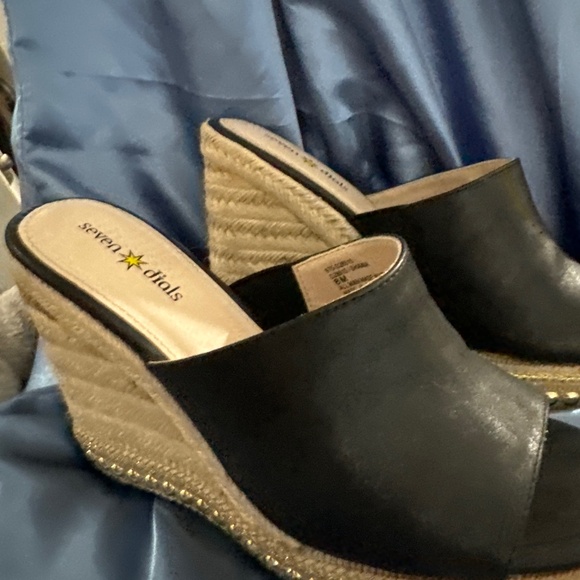 Seven Dials Shoes - Black studded wedge slide size 8